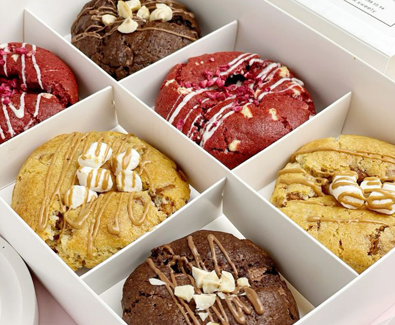 Berbagai varian cookies premium seperti red velvet, chocolate, dan marshmallow cookies dalam kotak eksklusif